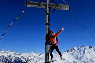 Andrea Fritz ist glücklich am Gipfelkreuz Muttjöchle angekommen. | © Andrea Fritz