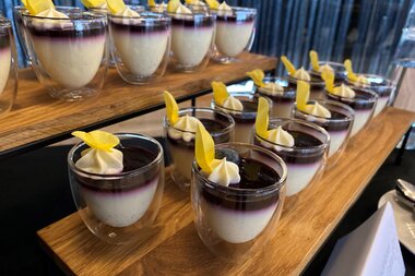 Ein cremiges Dessert in Gläsern auf einem Buffet einer nachhaltigen Veranstaltung. | © Patricia Pritz