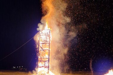 Der Funkenturm aus Holz, eine Vorarlberger Tradition, brennt. | © Silvia Plangg