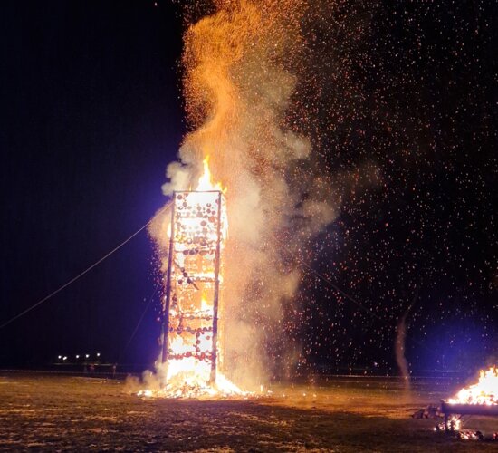 Der Funkenturm aus Holz, eine Vorarlberger Tradition, brennt. | © Silvia Plangg