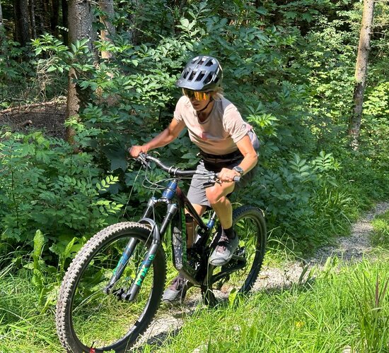 Mountainbike Guide Petra Rocha beim Mountainbiken im Wald. | © Petra Rocha