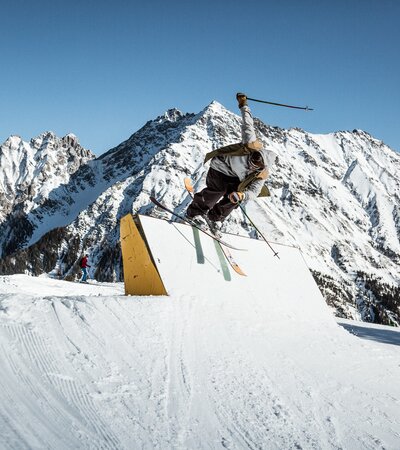 Cooler Trick auf eine Obstacle im Backyards Snowpark | © Backyards Snowpark
