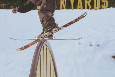 Skifahrer macht Trick über Rainbow Rail. | © Backyards Brandnertal