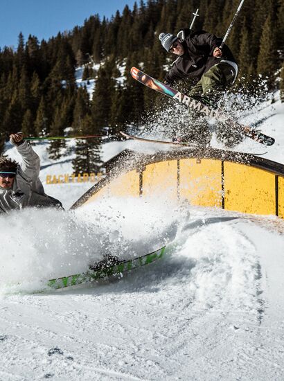 Zwei Freestyler im Backyards Snowpark im Frühling. | © Backyards Snowpark