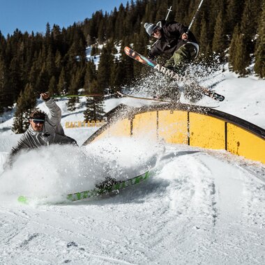 Zwei Freestyler im Backyards Snowpark im Frühling. | © Backyards Snowpark