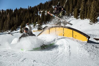 Zwei Freestyler im Backyards Snowpark im Frühling. | © Backyards Snowpark
