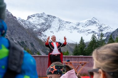 Magier zeigt Trick beim Kunterbunt Festival | © Bergbahnen Brandnertal, Bettina Schwarzhans