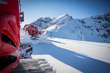 Zwei PistenBullys fahren hoch zur Bergstation. | © Bergbahnen Brandnertal, Michael Marte