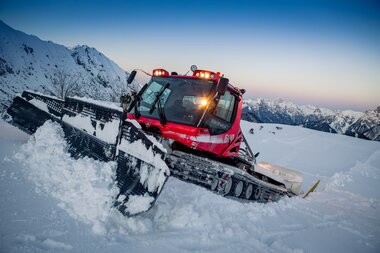 Ein PistenBully 600 Polar schiebt Schnee die Piste hoch. | © Bergbahnen Brandnertal, Michael Marte