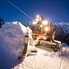 Der Kässbohrer mit Winde hängt am Windenseil und schiebt Schnee im Schild nach oben. | © Bergbahnen Brandnertal, Michael Marte