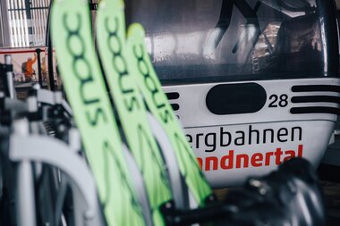 Drei Snooc stehen aufrecht in einer Reihe. Im Hintergrund die Gondel. | © Bergbahnen Brandnertal, Timo Hummel