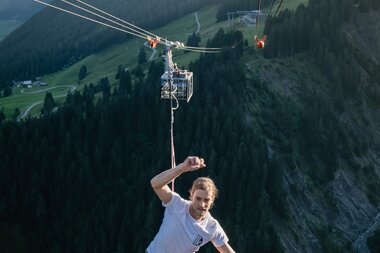 Der Highline-Profi ist fast am Ziel und wieder auf dem Dach der Gondel ankgekommen. | © Michael Kreyer