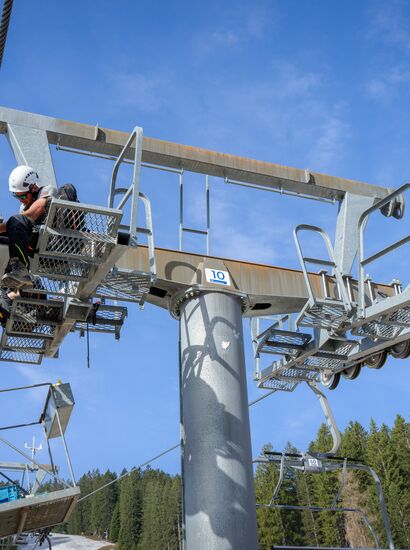 Bergbahnmitarbeiter erledigen ihre Arbeit in luftiger Höhe. | © Bergbahnen Brandnertal, Bettina Schwarzhans
