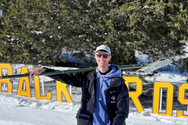Headshaper Max Schneider vor gelbem Backyards Schriftzug | © Bergbahnen Brandnertal