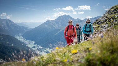 Personen wandern in den Bergen von St. Anton am Arlberg.  | © TVB St. Anton am Arlberg